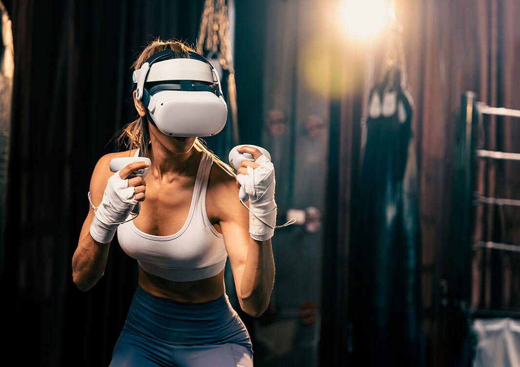 Женщина тренируется в VR-боксе